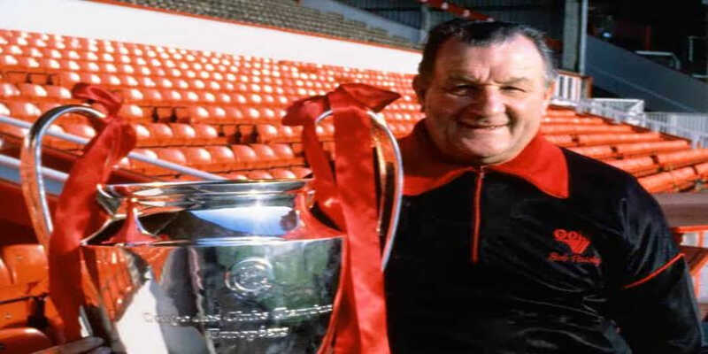 Bob Paisley cùng các học trò nâng cao cúp vô địch