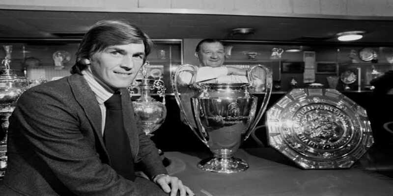 Bob Paisley và Kenny Dalglish nâng cao cúp vô địch châu Âu