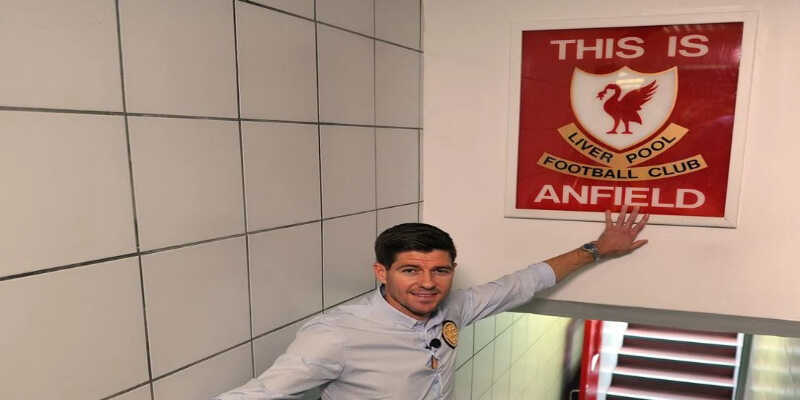 Cầu thủ Liverpool chạm tay vào biểu tượng