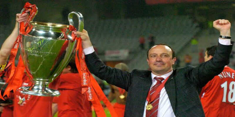 Chiến lược gia Rafael Benitez Liverpool chỉ đạo trận đấu