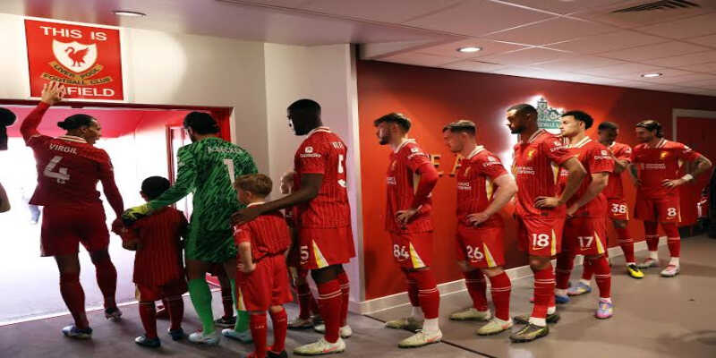 Khán đài Anfield rợp bóng cờ hoa rực rỡ